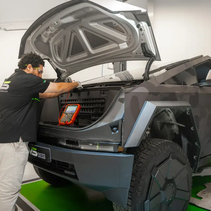 فني EVS يشخّص نظام كهربائي لسيارة