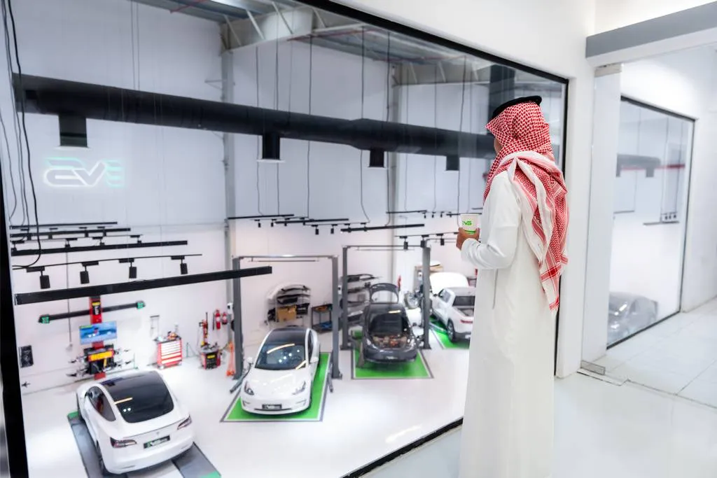 فني EVS يصلح بطارية سيارة كهربائية في الورشة