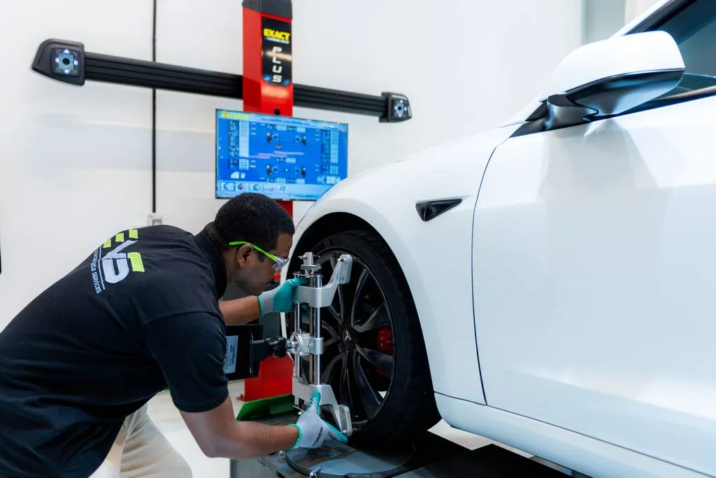 صيانة سيارة هايبرد قابلة للشحن