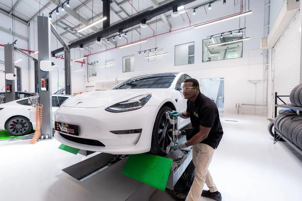 سيارات كهربائية وهايبرد داخل مركز EVS