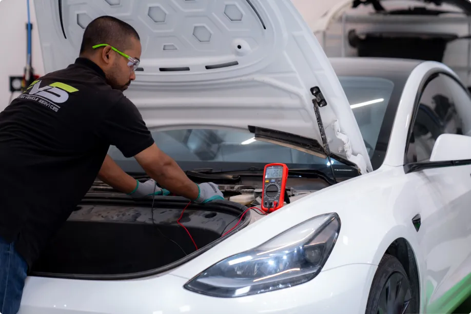 فريق EVS المتخصص في صيانة السيارات الكهربائية والهايبرد