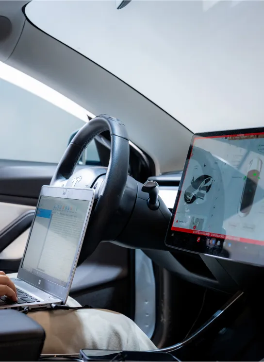 تشخيص وإصلاح السيارات الكهربائية بأدوات متخصصة